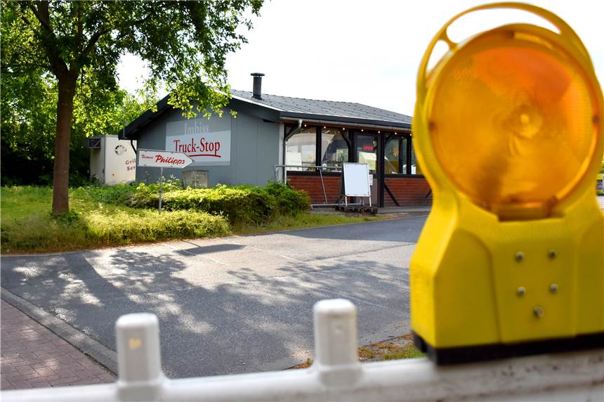 Imbissbude kämpft mit Folgen der Baustelle auf der Weerseloer Straße Die Baustelle auf der Weerseloer Straße bindet den Parkplatz und den Imbiss Truck-Stop vom Durchgangsverkehr ab. Das Ehepaar Neises, das den Imbiss betreibt, macht sich Sorgen um die Umsätze.