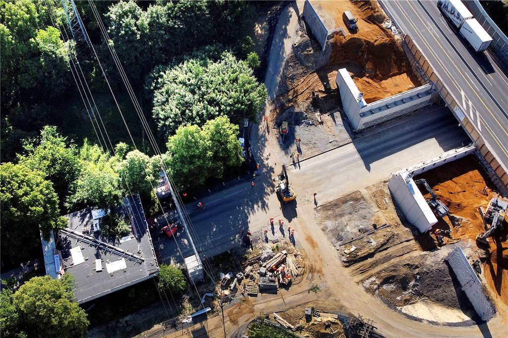 Jumbo-Brücke rollt zur A2: Viele Schaulustige und plötzlich ein Knacks Die Baustelle aus der Vogelperspektive. Links rollt die Brückenplatte an. Rechts ist die Autobahn, wo die Lücke zu erkennen ist, die das Bauwerk schließen soll.