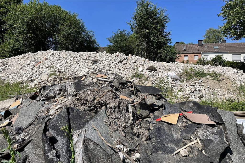 Asbest-Säcke machen Dortmunder Anwohnern Angst: „Wie lange hält die Folie?“ Die Baustelle gleicht momentan noch einem Trümmerfeld. Kein schöner Anblick für die direkten Nachbarn.