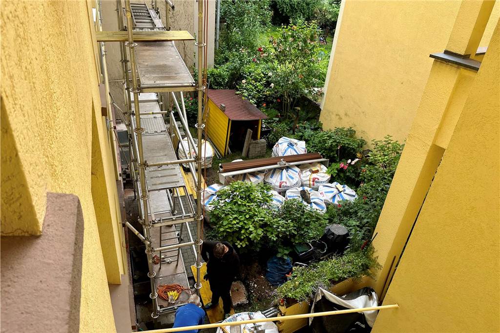 Riesen-Kran kommt in Kreuzviertel: Parkverbote und Straßensperrung Die Baustelle im Innenhof des Sonnenhauses: Mit dem Kran werden hier drei Alu-Balkone einschweben.