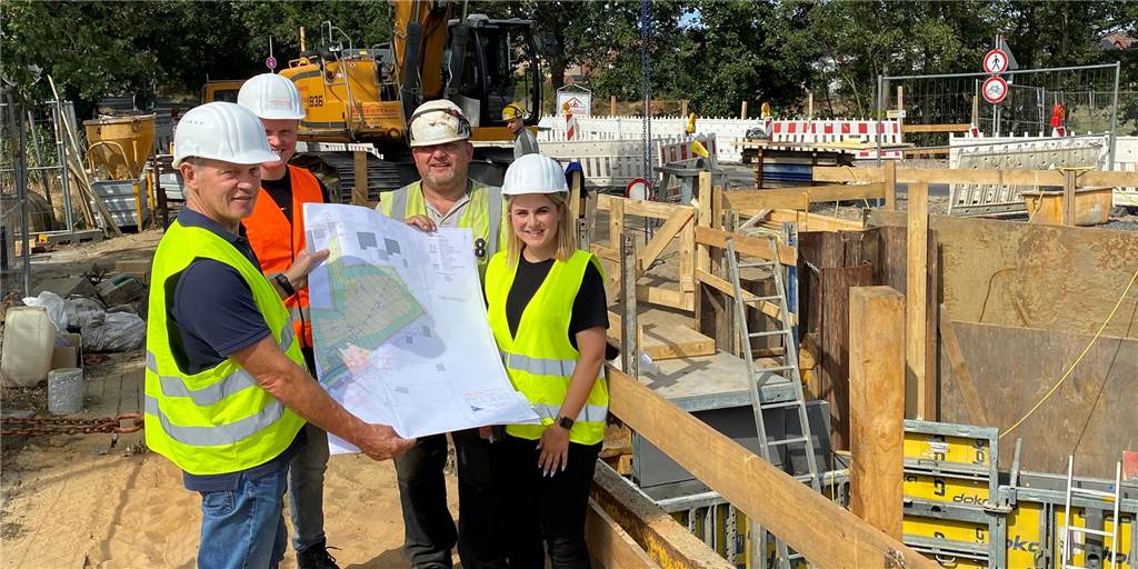 Baustelle Krumme Meer: „Alles ist komplizierter, größer, aufwendiger“ Die Baustelle Krumme Meer soll zukünftige Überschwemmungen verhindern. V.l.: Ralf Heßling-Mecking, Technischer Leiter der Stadtentwässerung, Jens Roßmöller, Bauleiter der Firma Bogenstahl, Günter Fromm, Tiefbaupolier, und Nina Niedrig, örtliche Bauüberwachung.
