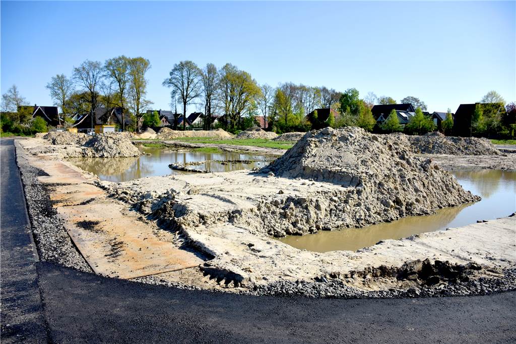 52 Bauplätze: 349 Familien träumen vom eigenen Grundstück am Deventer Weg Die Baustraßen im Neubaugebiet sind schon fertig. An vielen Stellen steht allerdings noch das Wasser. Es muss wohl abgepumpt werden, weil es nur sehr, sehr langsam versickert. Der Boden hat die Erschließungsarbeiten nicht gerade einfach gemacht.