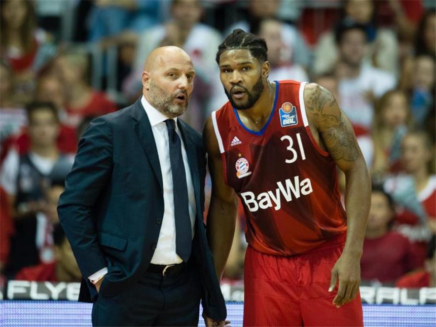 Bamberg oder Bayern - Trainer setzen auf Favoriten-Titel Die Bayern-Basketballer um Trainer Sasa Djordjevic (l) und Center Devin Booker gelten als BBL-Favorit. Foto: Matthias Balk