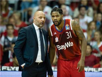 Die Bayern-Basketballer um Trainer Sasa Djordjevic (l) und Center Devin Booker gelten als BBL-Favorit. Foto: Matthias Balk