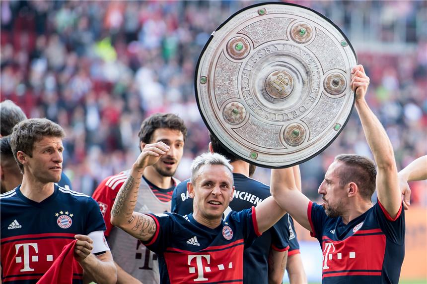 Abstieg rückt näher: Köln spielt nur 1:1 gegen Mainz Die Bayern-Spieler feiern die 28. Deutsche Meisterschaft.