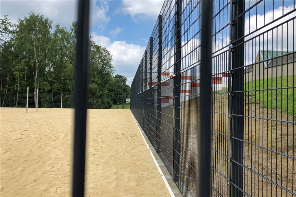 Was der BVB mit dem Leichtathletikstadion in Hacheney zu tun hat und wie der Bau läuft Die Beachvolleyball-Anlage am Fuße der Sporthalle Hörde I ist fast fertig.