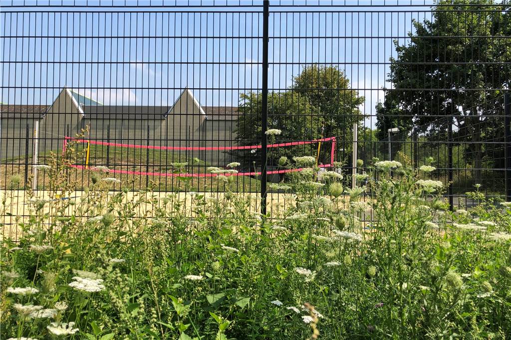 Stadion, Beachvolleyball und Sporthalle: Das tut sich am Schulzentrum Hörde Die Beachvolleyball-Anlage ist neu, die Sporthalle Hörde I dahinter alt und seit Jahren abgesperrt. Sie wird durch einen Neubau ersetzt.
