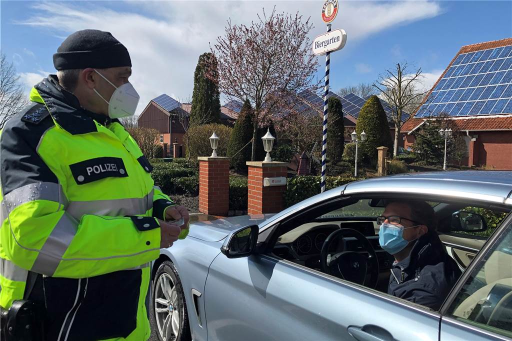Erst Test, dann tanken: Kaum Niederländer in der Grenzregion unterwegs Die Beamten der Bundespolizei führten am Dienstag noch viele aufklärende Gespräche darüber, wann der Grenzübertritt erlaubt ist – und wann nicht.