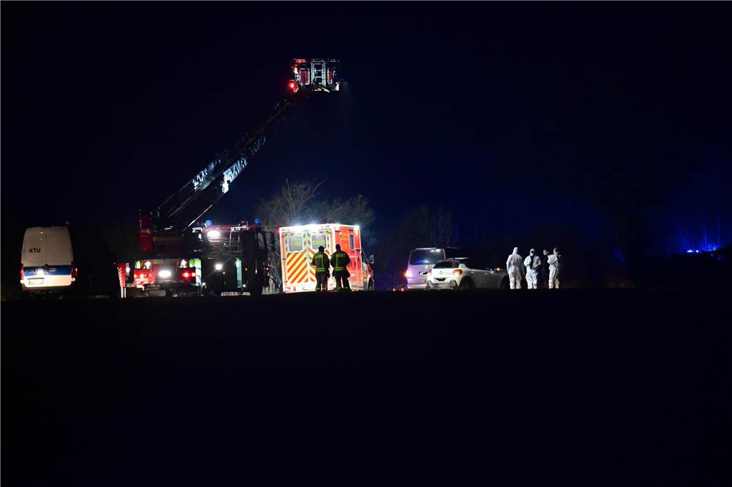 Polizeieinsatz in Recklinghausen: Hubschrauber kreist über König Ludwig Eine Drehleiter der Feuerwehr sowie Polizeiautos stehen auf einem Feld.