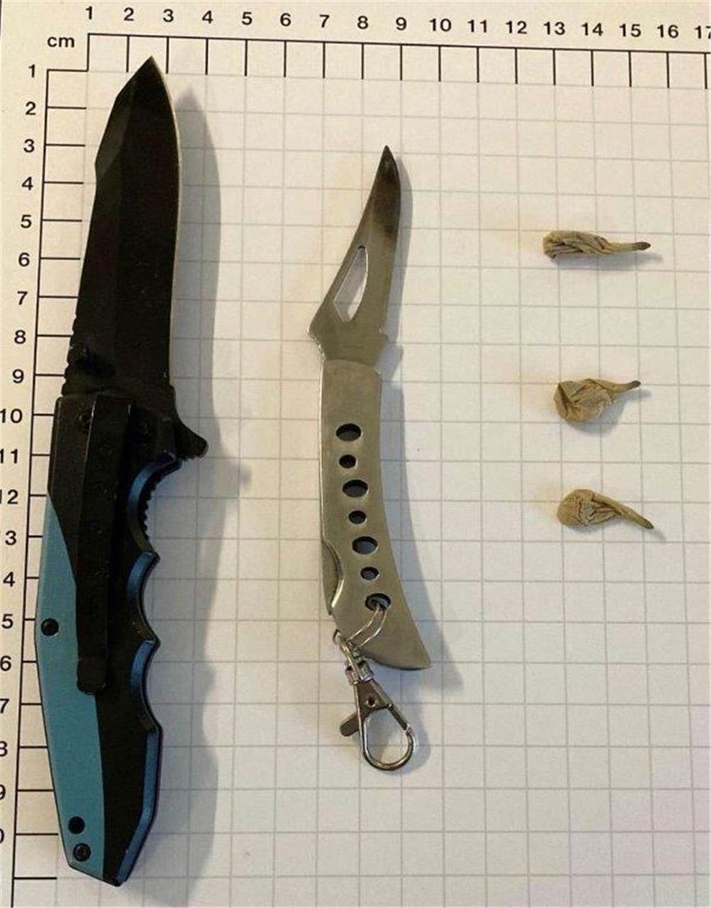 Heroinfund am Hauptbahnhof: Polizei erwischt Mann aus Dorsten beim Konsum Ein polizeiliches Foto, aufgeführt sind zwei Messer und drei "Bubbles" mit Heroin.