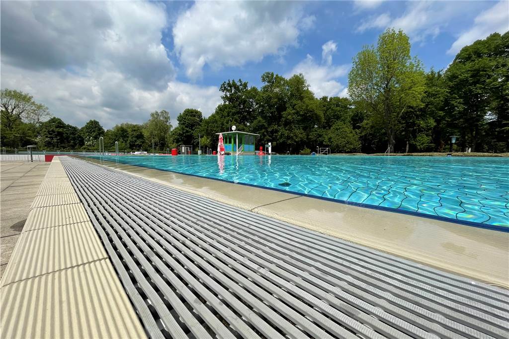 Gas, Öl, Wind oder Sonne: Wie wird das Wasser im Parkbad Nord erwärmt? Die Becken sind schon längst gefüllt. Bevor Badegäste ins kühlende Nass springen dürfen, muss die Wasserqualität überprüft werden.