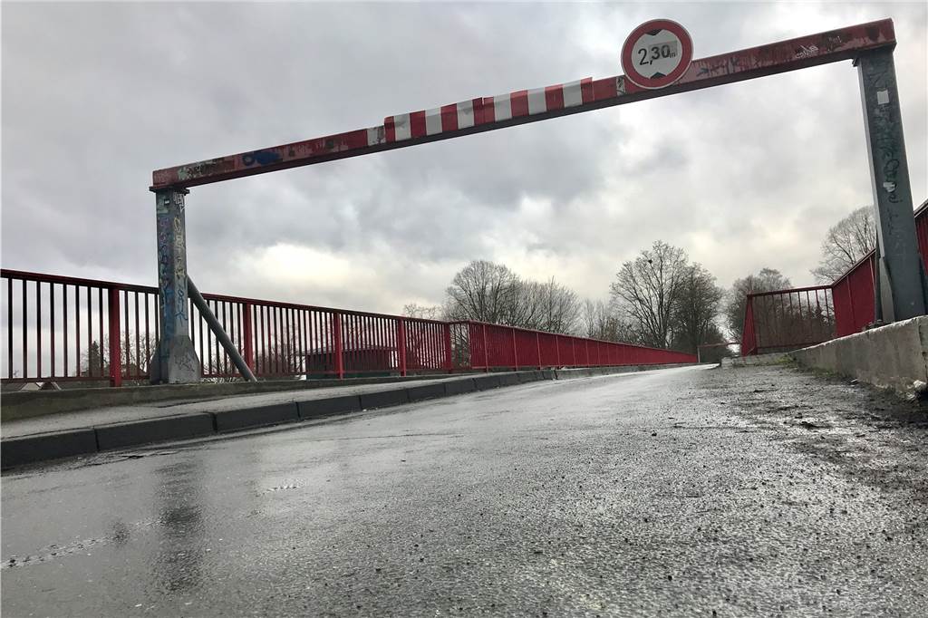 Auf Navi vertraut: Rettungswagen raste gegen die Brücke Lambertstraße Die Becklem-Brücke über den Rhein-Herne-Kanal ist nur für Fahrzeuge bis 3,5 Tonnen und eine Höhe von 2,30 Metern zugelassen.
