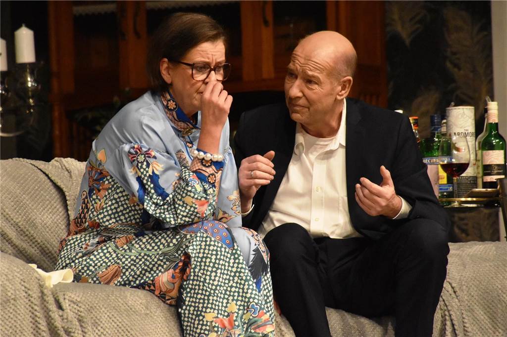 Die Bedrohungslage bringt das Ehepaar wieder näher zueinander (Tabitha Tegtmeier, Klaus Ahmann).