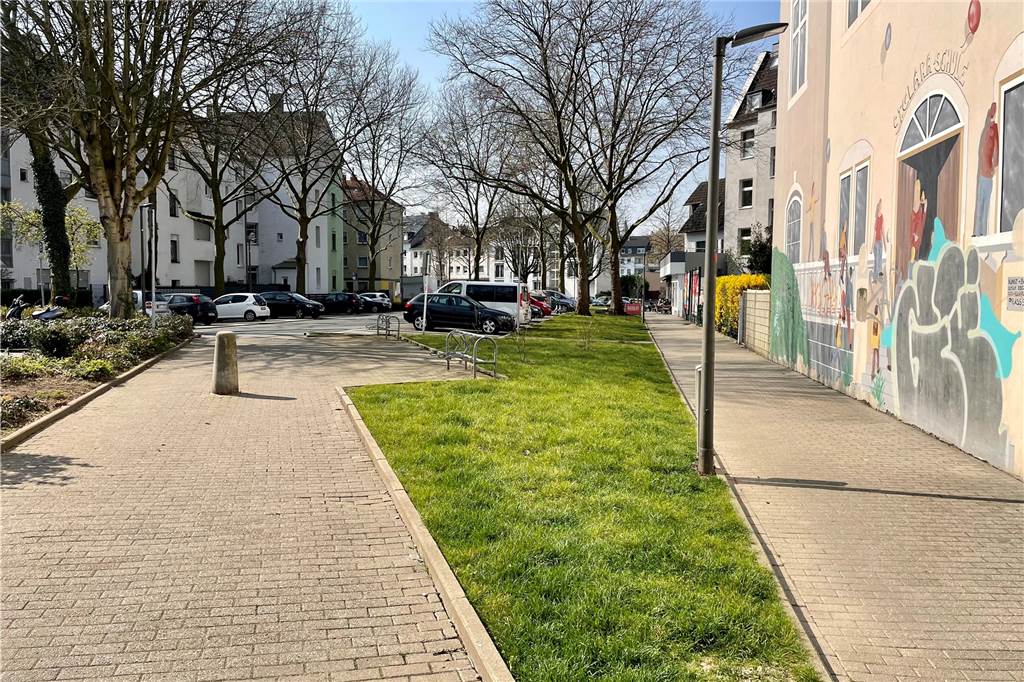 Die Beete wurden gerodet und es wurde Rasen gesät, der Ratten keine Verstecke bietet.