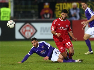 Die Begegnung Erzgebirge Aue gegen die Würzburger Kickers (im Bild Würzburgs Elia Soriano (r) und Calogero Rizzuto) ist das Top-Abstiegsduell des 31. Spieltags. Foto: Karl-Josef Hildenbrand