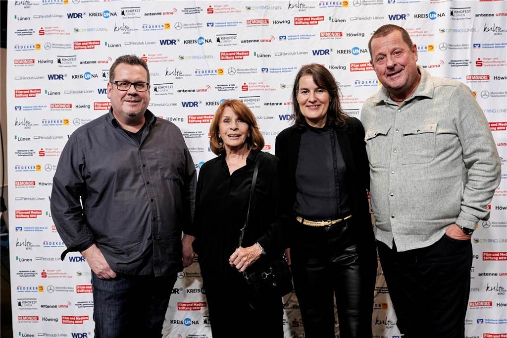 Fazit zum Kinofest 2023: Emotionale Momente und ausverkaufter Dortmund-Tatort Die Begegnung mit Senta Berger (2.v.l.), die die „Nike“ für ihr Lebenswerk bekam, war für Lutz Nennmann (v.l.), Sonja Hofmann und Meinolf Thies ein besonderes Erlebnis.