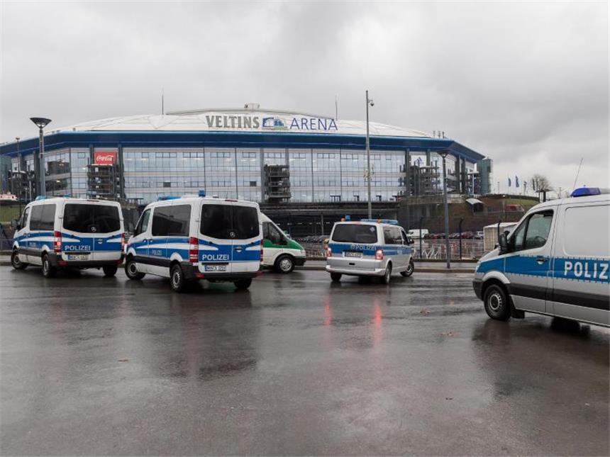 Vereinzelte Auseinandersetzungen zwischen Fans Die Begegnung zwischen Schalke 04 und Ajax Amsterdam ist für die Polizei ein "Hochrisikospiel".