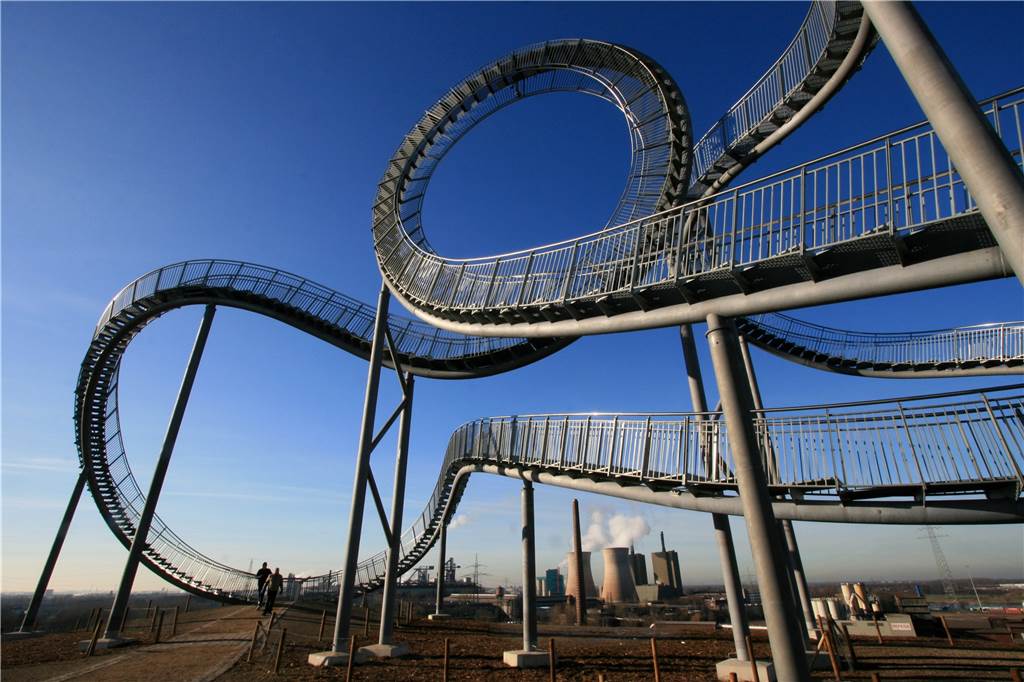 Der 9-Euro-Ausflug von Lünen aus: Schlösser, Bergwerk, Kunst und Gewässer Die begehbare Achterbahn - das Kunstwerk „Tiger & Turtle“ - steht im Duisburger Angerpark.