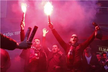 Die Begeisterungsfähigkeit der türkischen Fans ist in Europa berühmt und berüchtigt. Foto: Lefteris Pitarakis/AP
