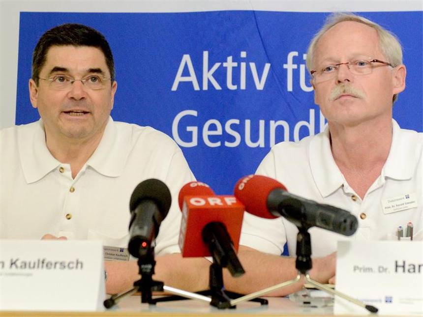 Maze am «verrückten Tag» Weltmeisterin - Vonn verletzt Die behandelnden Ärzte Christian Kaulfersch (l) und Harald Simader berichten über die Verletzung von Lindsey Vonn. Foto: Helmut Fohringer