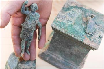 Die bei Grabungsarbeiten gefundene „Diana“, eine Bronzefigur aus der Römerzeit, sowie ein Bronzesockel mit einem Fuß des „Merkur“. Foto: Arne Dedert