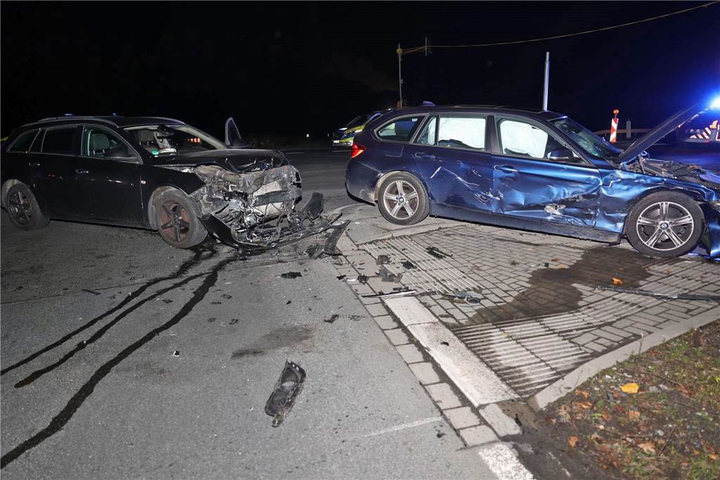 Unfall an der B236: PKW übersieht Gegenverkehr, Straße gesperrt Die beiden an dem Zusammenprall beteiligten Fahrzeuge trugen einige Schäden davon.