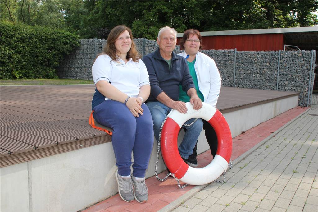Zielmarke für die Freibadsaison in Brambauer lautet 20.000 Besucher Die beiden Aufsichtkräfte Dajana Teppe (l.) und Mutter Heike Teppe (r.) sowie der Vorsitzende des Trägervereins Freibad Brambauer, Paul Jahnke, hoffen auf eine erfolgreiche Badesaison 2019.