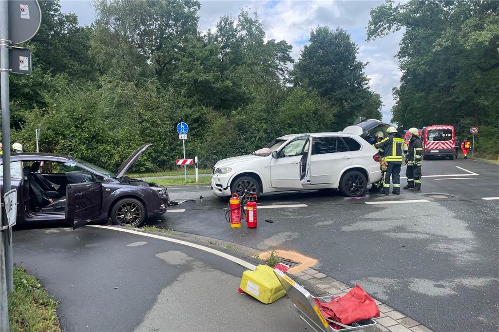 Autofahrer hält sich nicht an Straßensperrung der Olfener Feuerwehr Die beiden Autos prallten frontal zusammen.