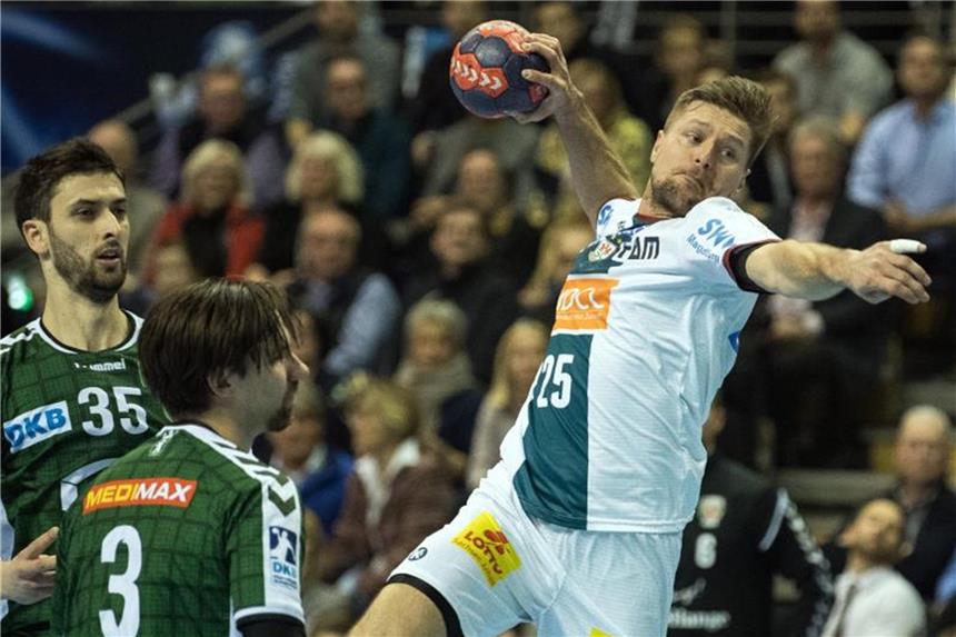 Magdeburg zieht nach Sieg in Berlin ins Pokal-Final-Four ein Die beiden Berliner Marko Kopljar (l) und Fabian Wiede können Magdeburgs Marko Bezjak (r) nicht am Wurf hindern. Foto: Soeren Stache