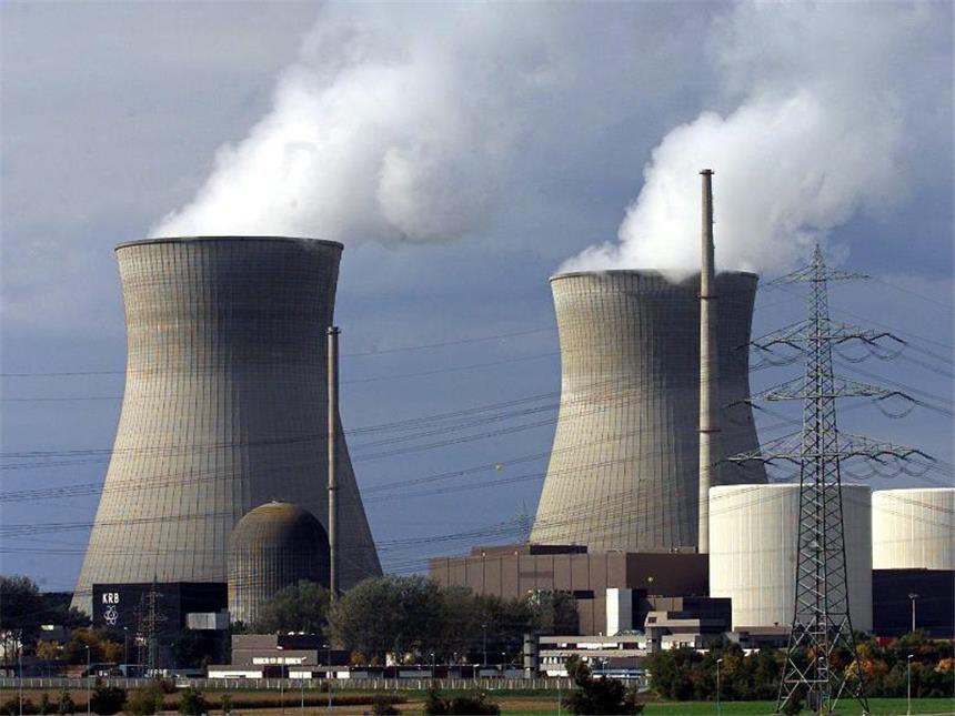 Stromkonzerne sollen für «Atompakt» 23,3 Milliarden zahlen Die beiden Blöcke des Kernkraftwerks Gundremmingen sollen 2017 und 2021 abgeschaltet werden. Foto: Stefan Puchner/Archiv