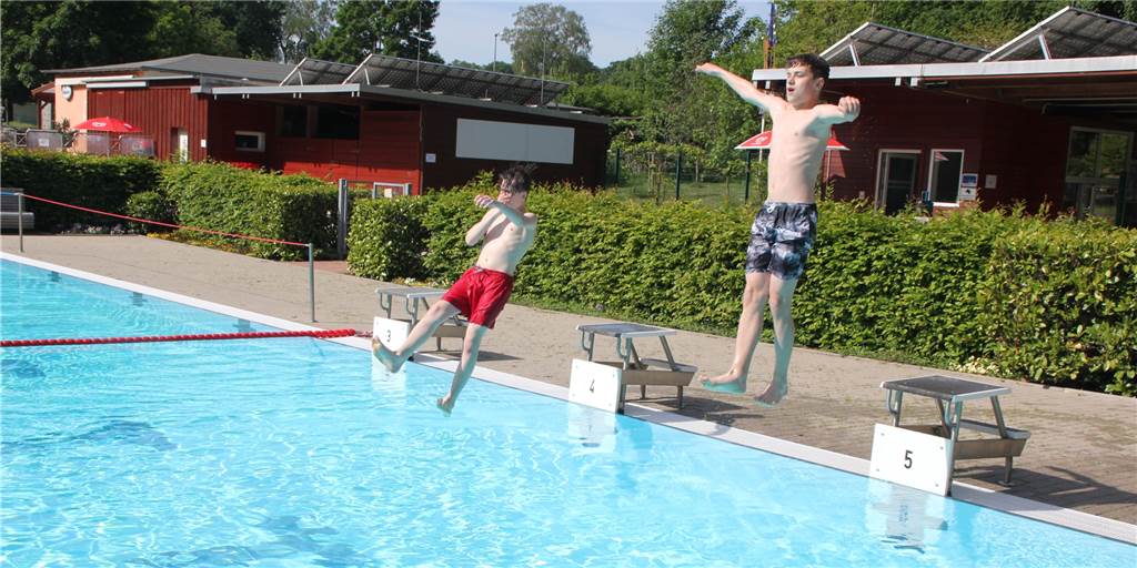 Saisonstart im Freibad Brambauer: „Froh, dass es endlich wieder losgeht“ Die beiden Brambaueraner Lyan (l.) und Maurice wagten am Sonntag den Sprung ins Wasser im Freibad Brambauer. Wassertemperatur bei Saisonstart: 20 Grad.