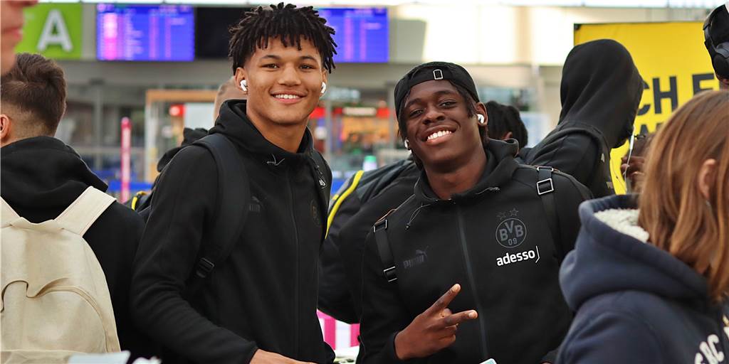 UEFA Youth League: BVB-Talente stehen in Sevilla unter Druck Die beiden BVB-Talente Paris Brunner (l.) und William Rashidi auf dem Weg nach Sevilla posieren am Dortmunder Flughafen für ein Foto.