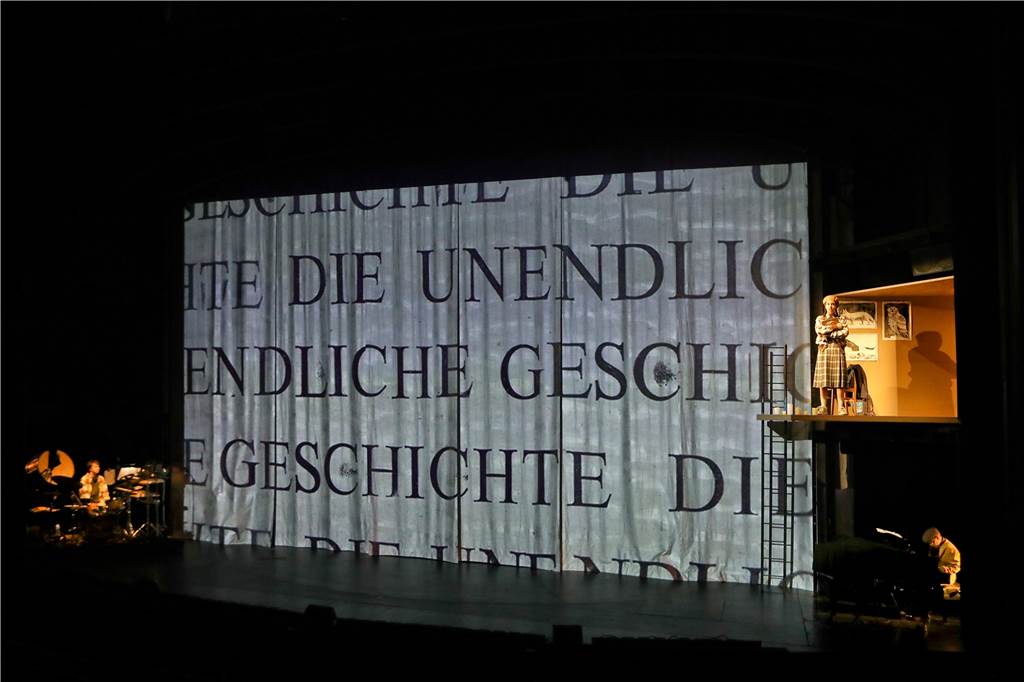 Märchen ganz modern: Diese Stücke für Kinder gibt es in den Theatern der Region Die beiden Ebenen auf der Bühne helfen, die Distanz zwischen echter Welt und Phantásien zu zeigen.