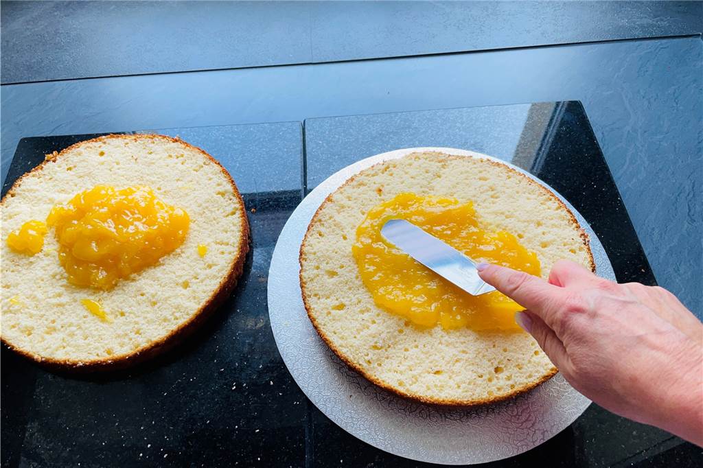 Fruchtig frische Buttermilch-Zitronen-Torte schmeckt nach Sommer Die beiden entstandenen Hälften mit Lemon Curd bestreichen.