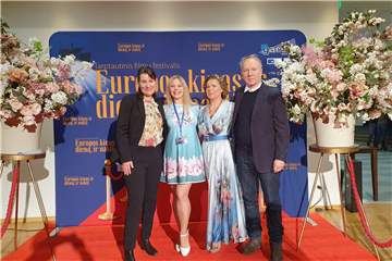 Die beiden Festivalleiterinnen aus Panevezys, Gene Pucinskiene und Kornelia Novikova (M.), mit der Lüner Kinofestleiterin Sonja Hofmann und Produzent Thomas Wöbke bei der Eröffnung des Filmfestivals von Panevezys.