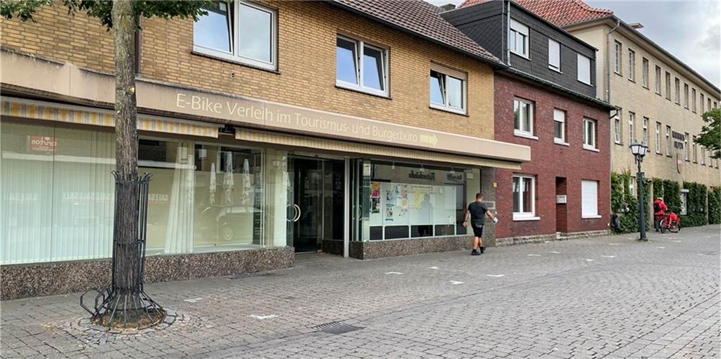 Die beiden Gebäude links werden ab Oktober abgerissen: Platz für den neuen Gebäudeteil des Olfener Rathauses.