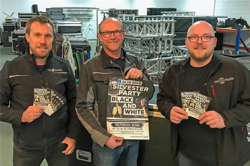 Absagen wegen Coronavirus haben für Veranstalter wie MS-Musik aus Werne weitreichende Folgen Die beiden Geschäftsführer von MS-Musik Manuel Michelt (r.) und Michael Osterkamp (l.) müssen mit deutlichen Umsatzeinbüßen aufgrund der vielen Absagen rechnen. Hier sind sie gemeinsam mit Christoph Bergmann (Vorsitzender Freilichtbühne Werne) vor der Silvesterparty 2019 zu sehen.