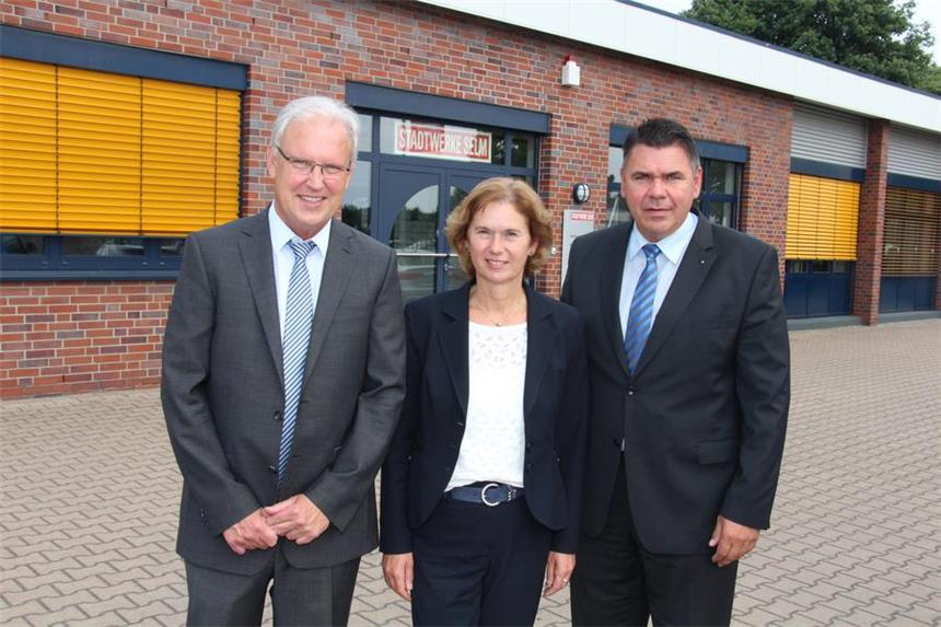 Stadtwerke übernehmen das Gasnetz in Selm Die beiden Geschäftsführer von Selm Netz, Gerd Treczak und Maria Allnoch, und Bürgermeister Mario Löhr (v.l.).