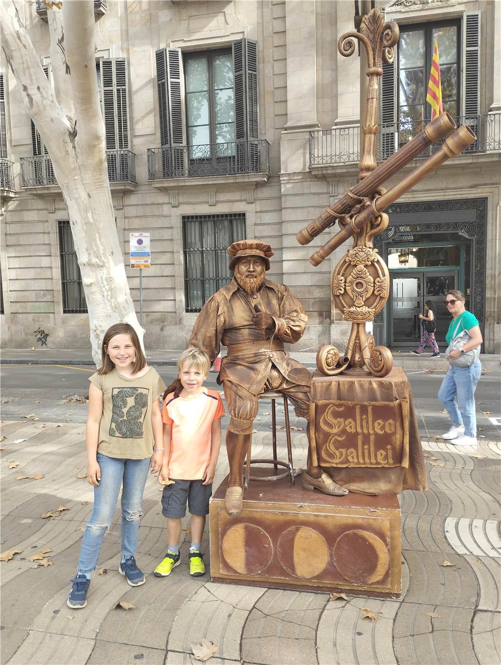 Familie van Hal unterwegs in Europa: Auszeit mit dem Wohnwagen Die beiden Geschwister Mattes und Alia erkundeten mit ihren Eltern Barcelona.