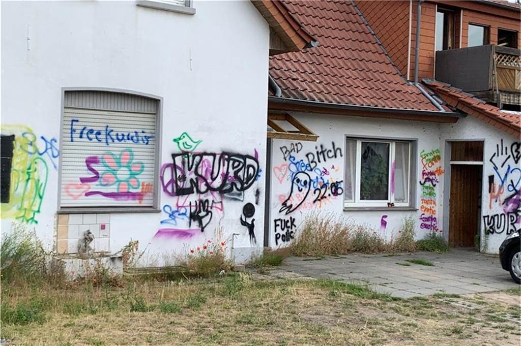Ärger in Borken: „Übungshäuser“ für Schul-Graffiti-Projekt sind noch bewohnt Die beiden Häuser sind ringsum mit Graffiti beschmiert.