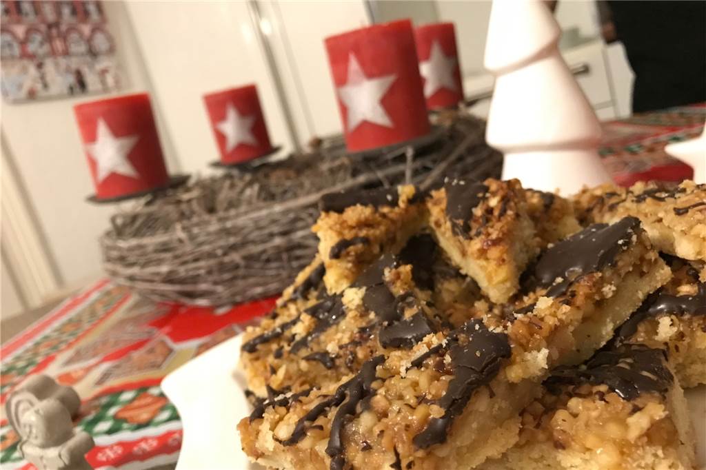 Weihnachtsbäckerei à la Bella Italia: Schwerterinnen zeigen Plätzchenidee zur Adventszeit Die beiden Hobbybäckerinnen haben auch Klassiker wie Nussecken drauf.