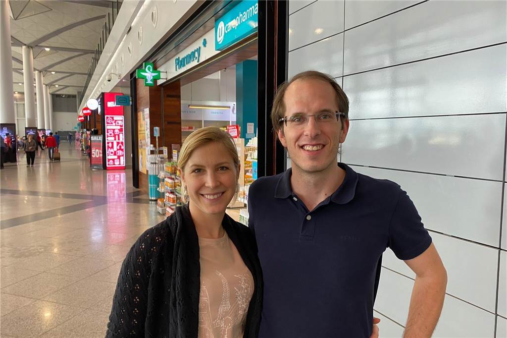 Ehepaar erlebt Kreuzfahrt als Irrfahrt: „Keiner wollte uns haben“ Die beiden Hochschullehrer Stefan Habel und Alexandra Dorschu auf dem Flughafen in Kambodscha. Von hier aus traten sie die Rückreise an - auch die war vom Corona-Irrsinn begleitet.