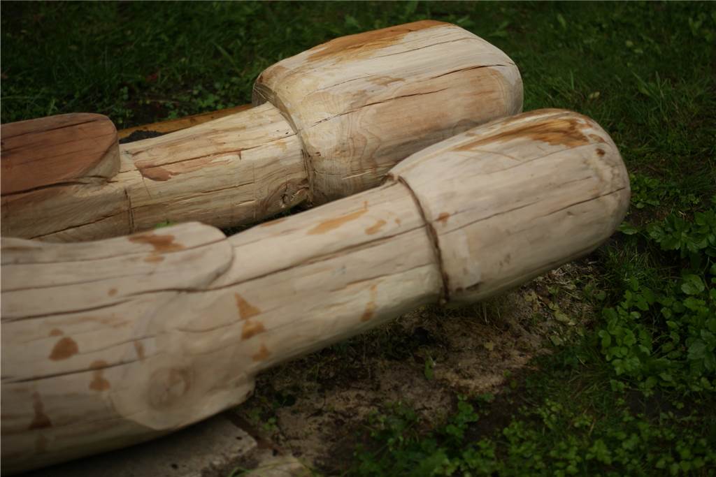 „Sturmgeflüster“ zwischen Bäumen regt Schüler zum Nachdenken über den Klimawandel an Die beiden Holzskulpturen, die noch vor den Sommerferien im Schragmüller-Park aufgestellt werden sollen, sind jeweils 2.50 Meter hoch und wiegen über 100 Kilogramm.
