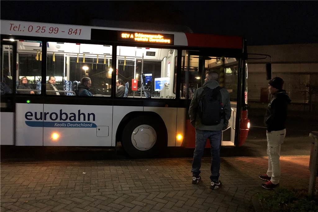 Schienenersatzverkehr zwischen Lünen und Davensberg: Erster Vormittag ohne Zwischenfälle Die beiden jungen Männer, die vom Capeller Bahnhof aus nach Münster wollen, haben ihren richtigen Pendelbus nach Davensberg gefunden.