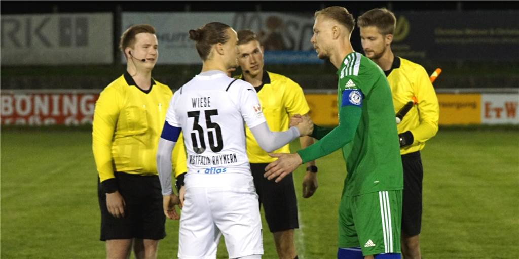 Die Highlights im Video: Westfalia Rhynern wirft Holzwickeder SC aus dem Pokal Die beiden Kapitäne bei der Platzwahl: Holzwickedes Philipp Gödde (2.v.r.), dem ein Eigentor zum 0:1 unterlief und Rhynerns Michael Wiese (2.v.l.).