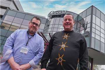 Die beiden Kinofest-Veranstalter Lutz Nennmann (l.) und Meinolf Thies vor der Cineworld - sie planen, für das 32. Kinofest im November das Kino komplett zum Festival-Haus zu machen.