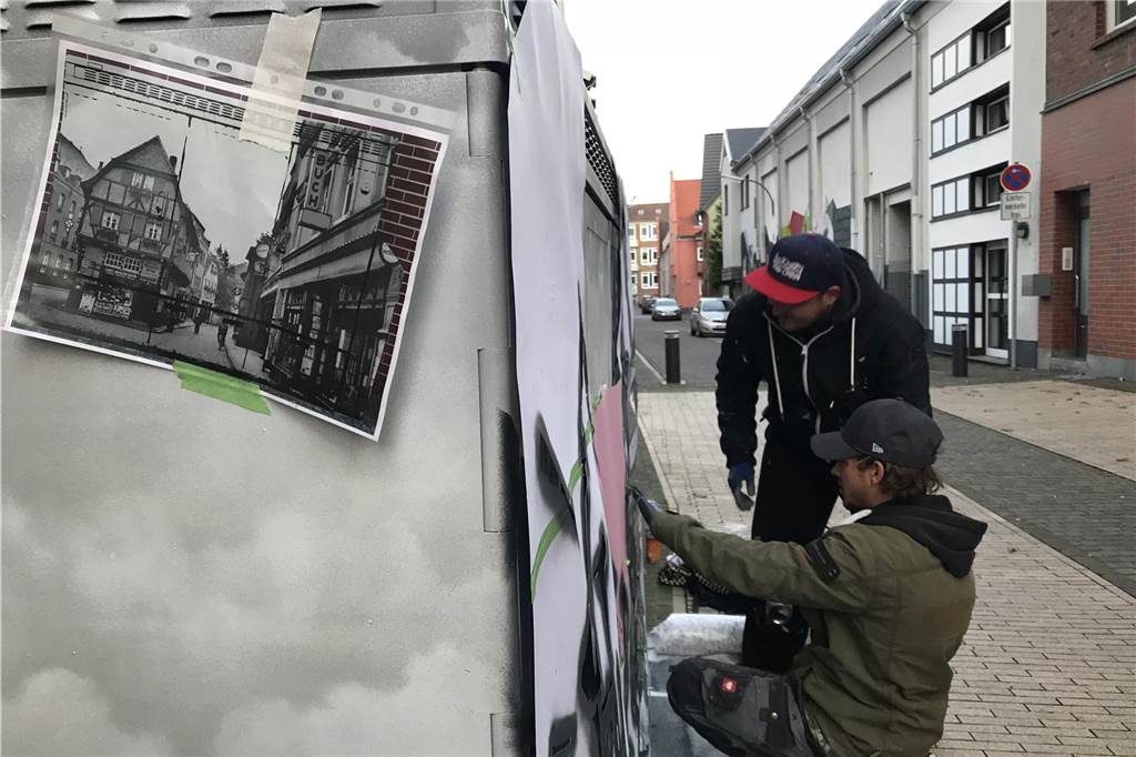 Sprayer verschönern Stromkästen mit alten Stadtansichten aus Dorsten Die beiden Künstler bei der Arbeit.
