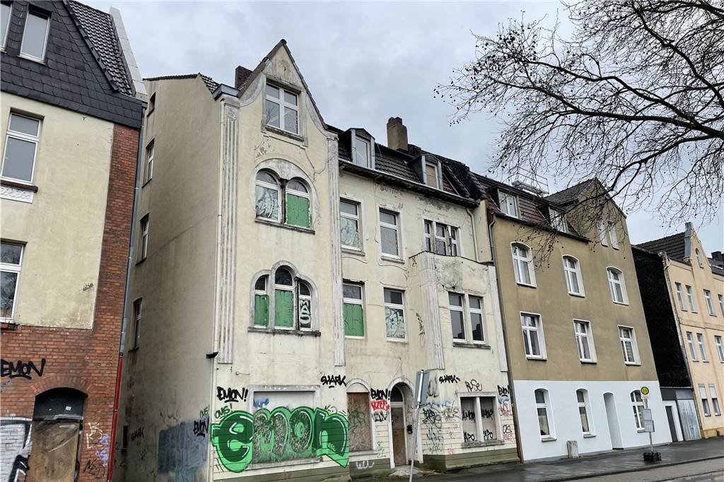 Anblick von Schrott-Immobilien nervt Anwohner an der Wittener Straße Das Haus an der Wittener Straße in Dortmund-Dorstfeld steht wie das Nachbargebäude seit Jahren leer.
