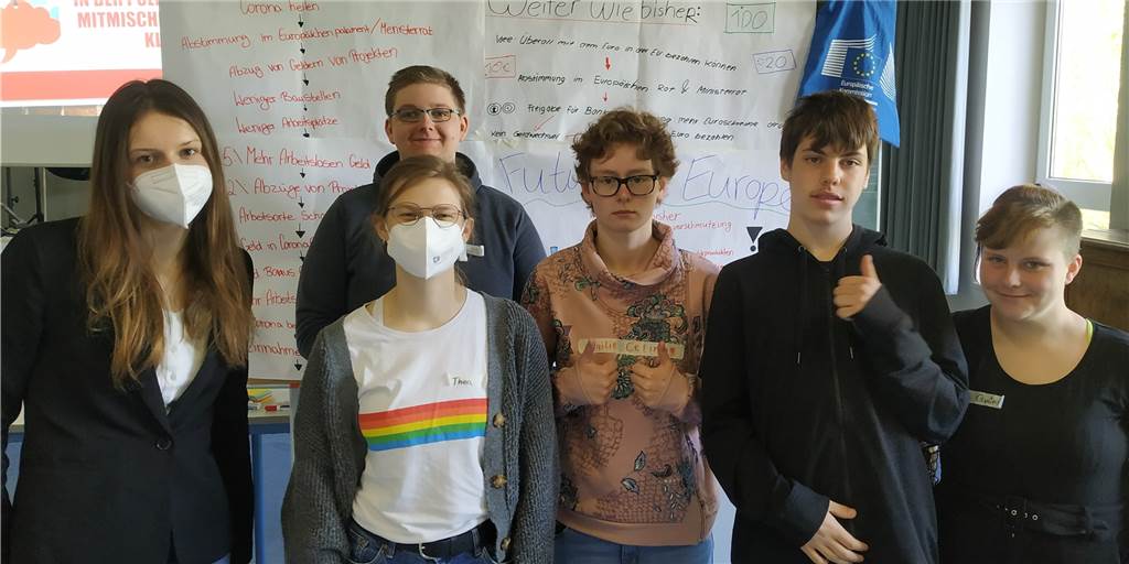 Hauptschüler in Lünen: Fit für Europapolitik durch praktische Ansätze Die beiden Lehramtsstudentinnen Marie Luise Schlierkamp und Thea Port le roi haben mit Schülern der Heinrich-Bußmann-Schule Themen der europäischen Politik erarbeitet. Die Schüler haben dabei ungeahntes politisches Interesse entwickelt.