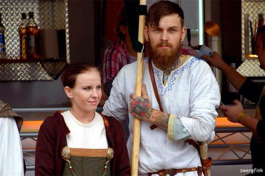 Lüner Pärchen lebt wie im dunklen Mittelalter Die beiden Lüner Anastasia und Fabian Tillmanns haben sich ganz dem Mittelalter verschrieben.
